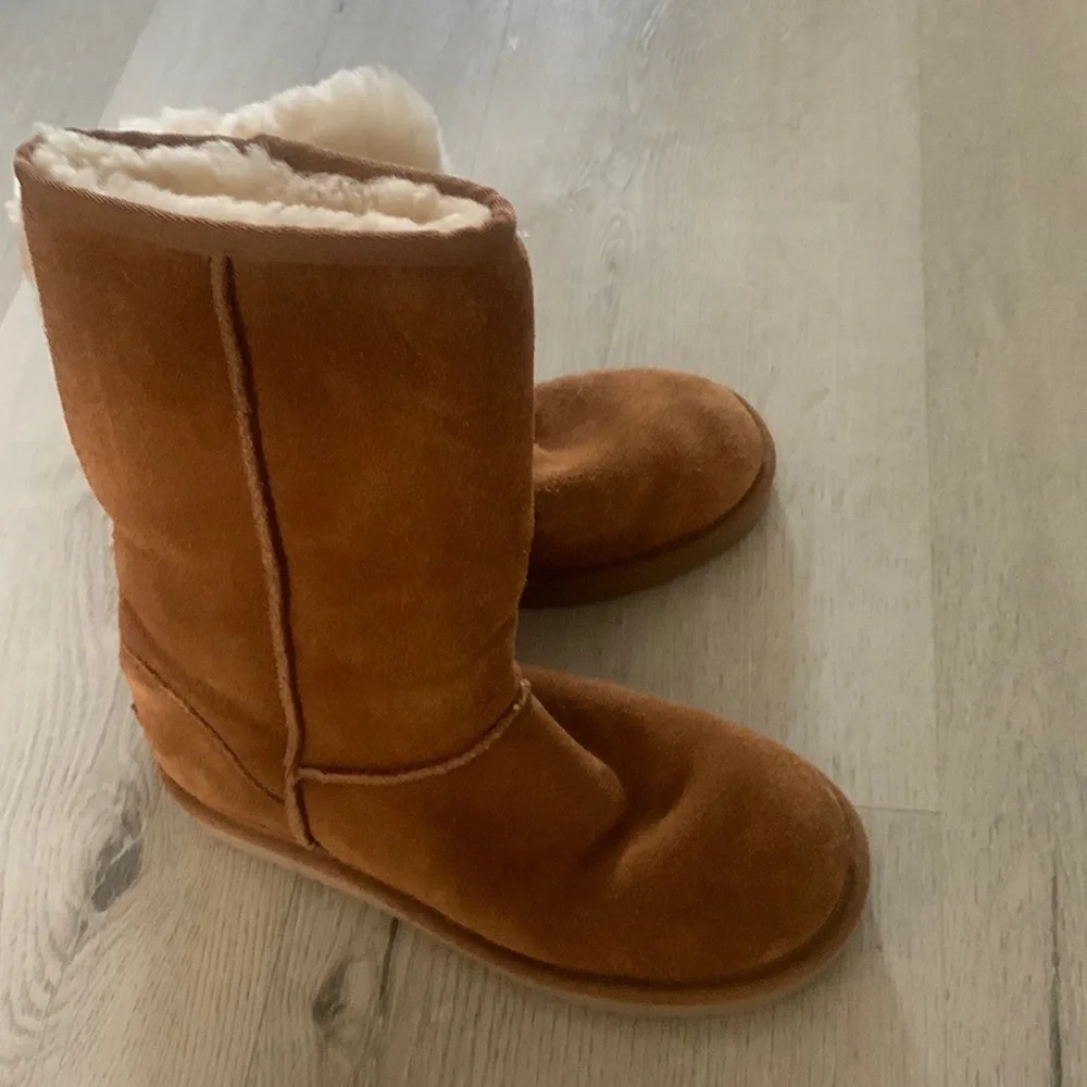 UGG KOOLABURRA Chestnut Suede Low‎ Boot Fur Lined size 6 tan camel fall winter